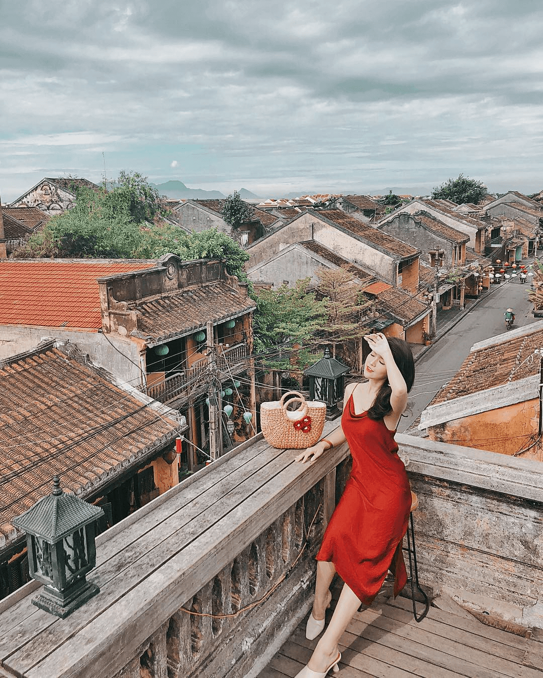 Đưa mắt lên trời tạo dáng thật nghệ thuật