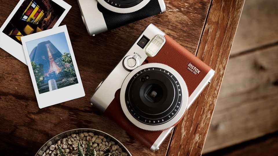 Fujifilm Instax 90 Neo với thiết kế cổ điển và sang trọng