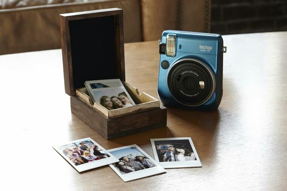 Fujifilm Instax Mini 70 nổi bật với thiết kế nhỏ gọn, tính năng đa dạng