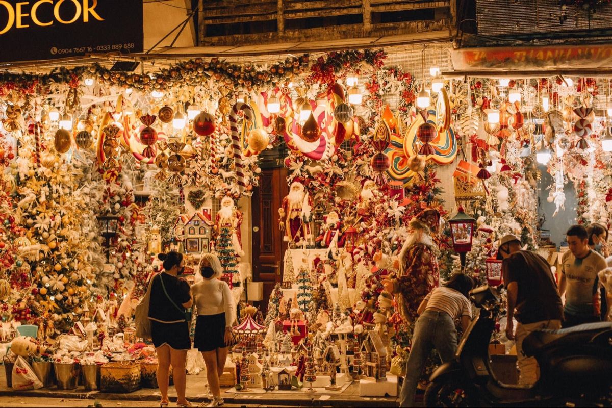 Phố Hàng Mã là địa điểm chụp ảnh noel vô cùng lý tưởng cho các bạn trẻ Hà Thành