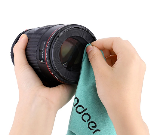 Hơi nước hoặc bụi bẩn khiến lens bị lem