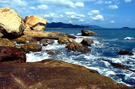Hòn Ghềnh trông giống như một chú rùa biển khổng lồ đang bơi dần lên bờ
