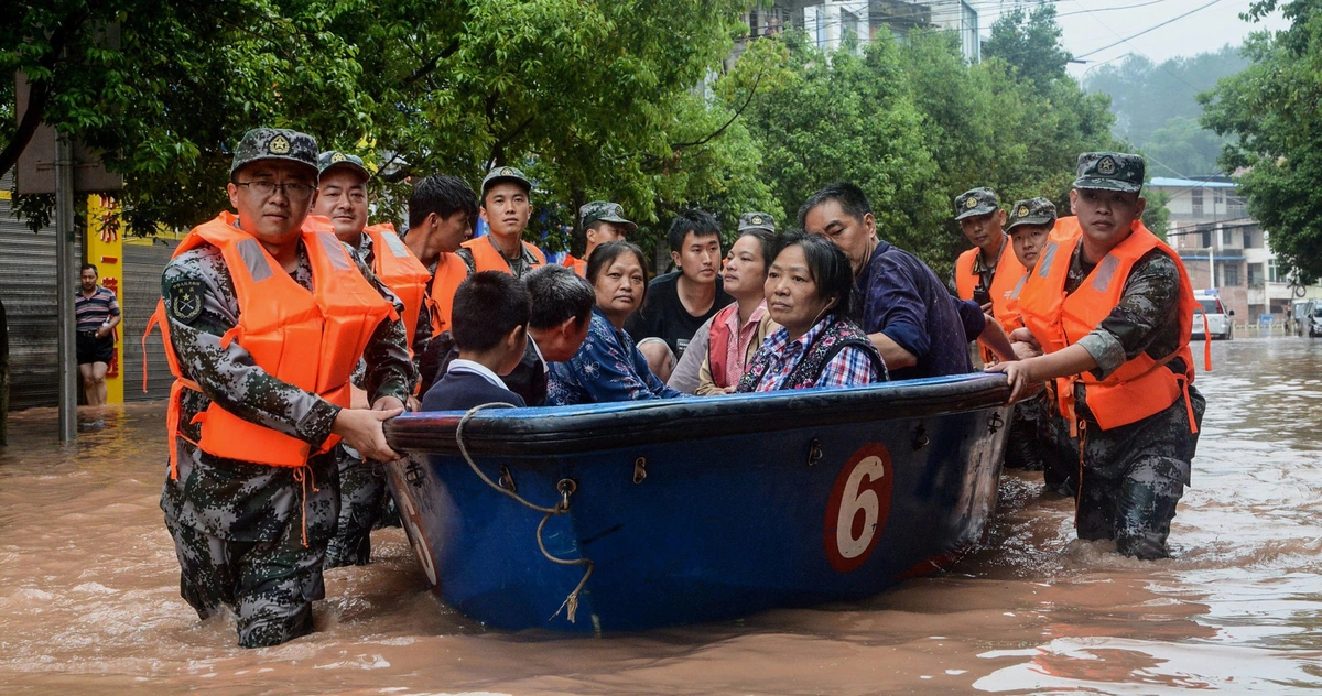 Huy Hoàng gửi lời cầu bình an đến người dân vùng mưa lũ