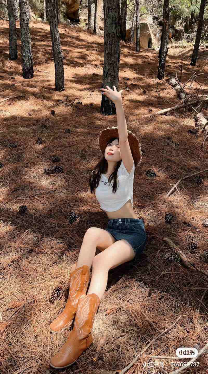 Kiểu tạo dáng chụp ảnh trong rừng thông cực xinh