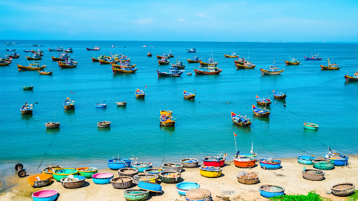 Làng chài Mũi Né vào sáng tinh mơ sẽ là khung cảnh khó quên dành cho bạn