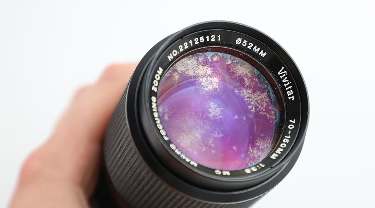 Hiện tượng lens bị mốc, rễ tre: Dấu hiệu, nguyên nhân và mẹo xử lý