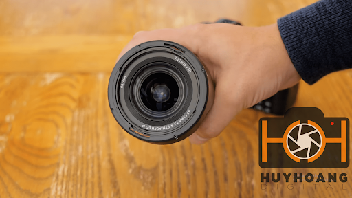Lens có đường kính filter phi 67mm hỗ trợ lấy nét trong internal focus