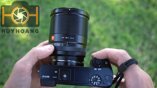 Lens có đường kính filter phi 67mm, lấy nét trong internal focus, khả năng chụp ảnh gần nhất 22cm và độ phóng đại là 0,1x