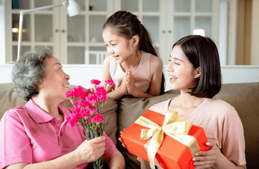 Lưu giữ những khoảnh khắc đáng nhớ bên bà nhân dịp 20/10