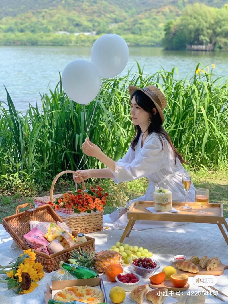 Bật mí các dáng chụp ảnh picnic xinh mà độc lạ