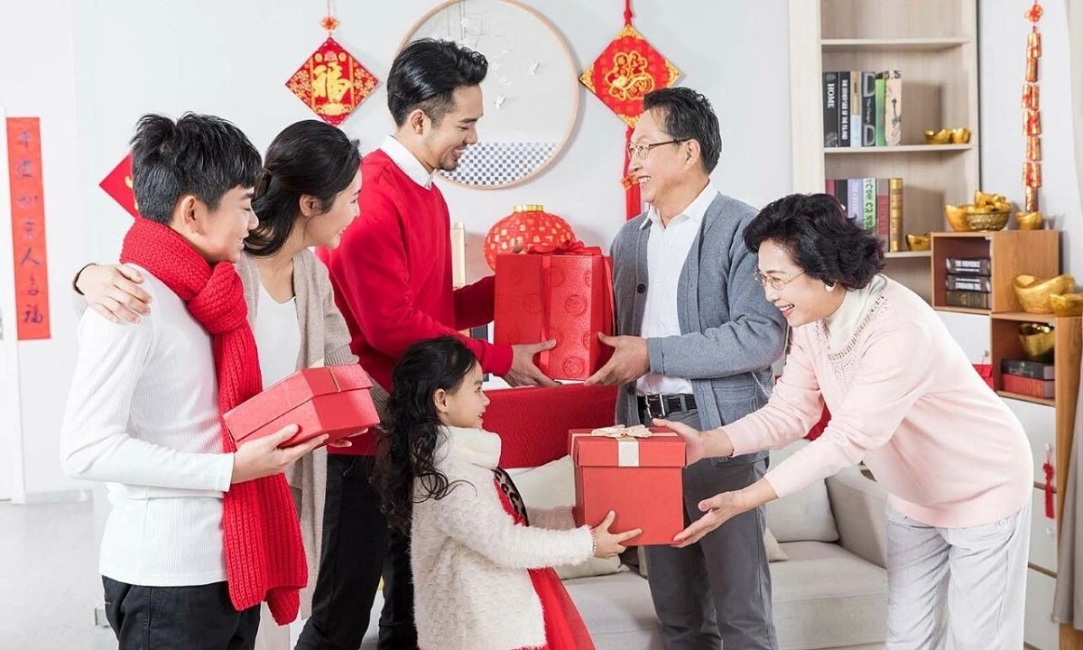 Lưu ý khi mua quà Tết cho bố mẹ để tránh lãng phí