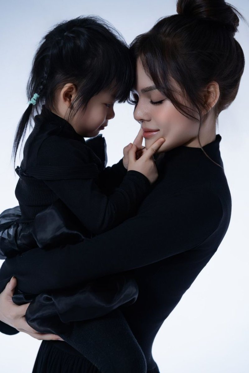 Mẹ ôm hôn con – khoảnh khắc đầy cảm xúc