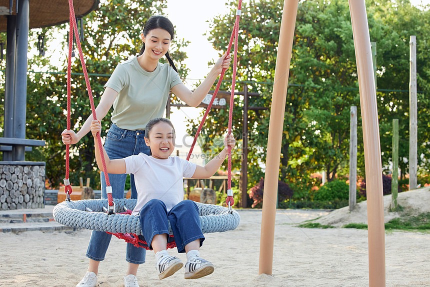 Mẹ và con chơi xích đu - khung cảnh đầy năng lượng