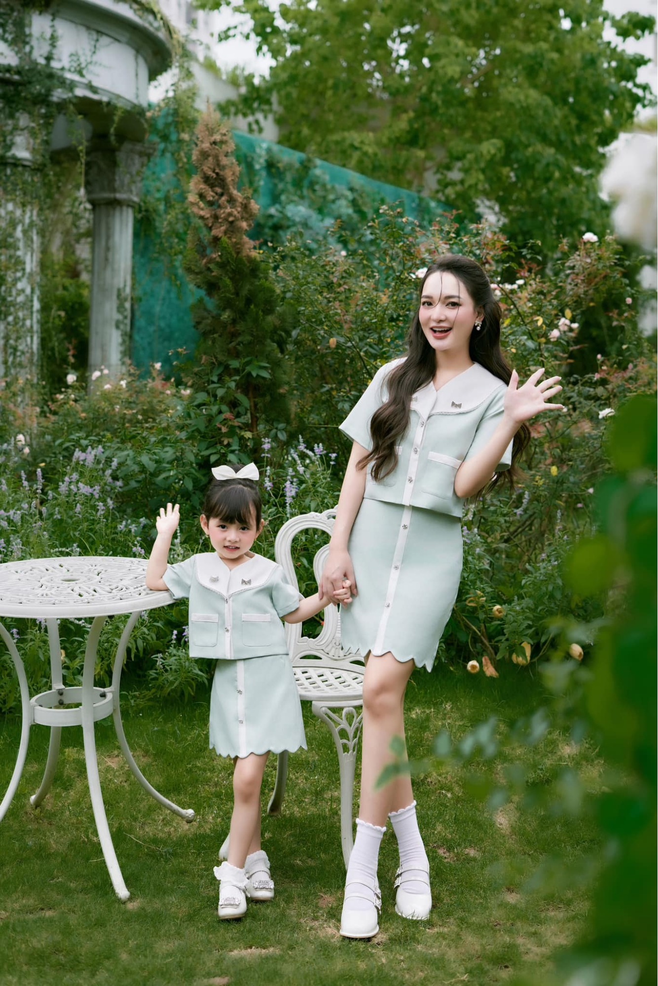 Mẹ và con gái mặc đồ đôi - phong cách và đáng yêu