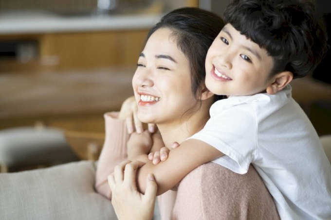 Mẹ và con trai nô đùa - khoảnh khắc ngập tràn niềm vui
