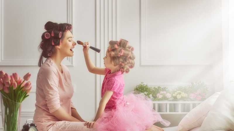 Mẹ và con trang điểm cho nhau - dịu dàng và tinh tế