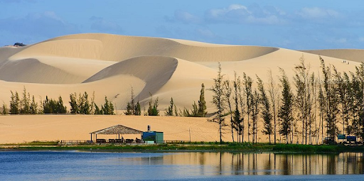 Một trong những điểm tham quan nổi tiếng nhất của nơi đây mang tên Bàu Trắng