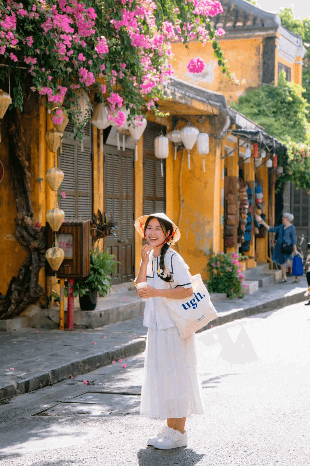 Nghiêng đầu dưới nón lá dịu dàng nên thơ