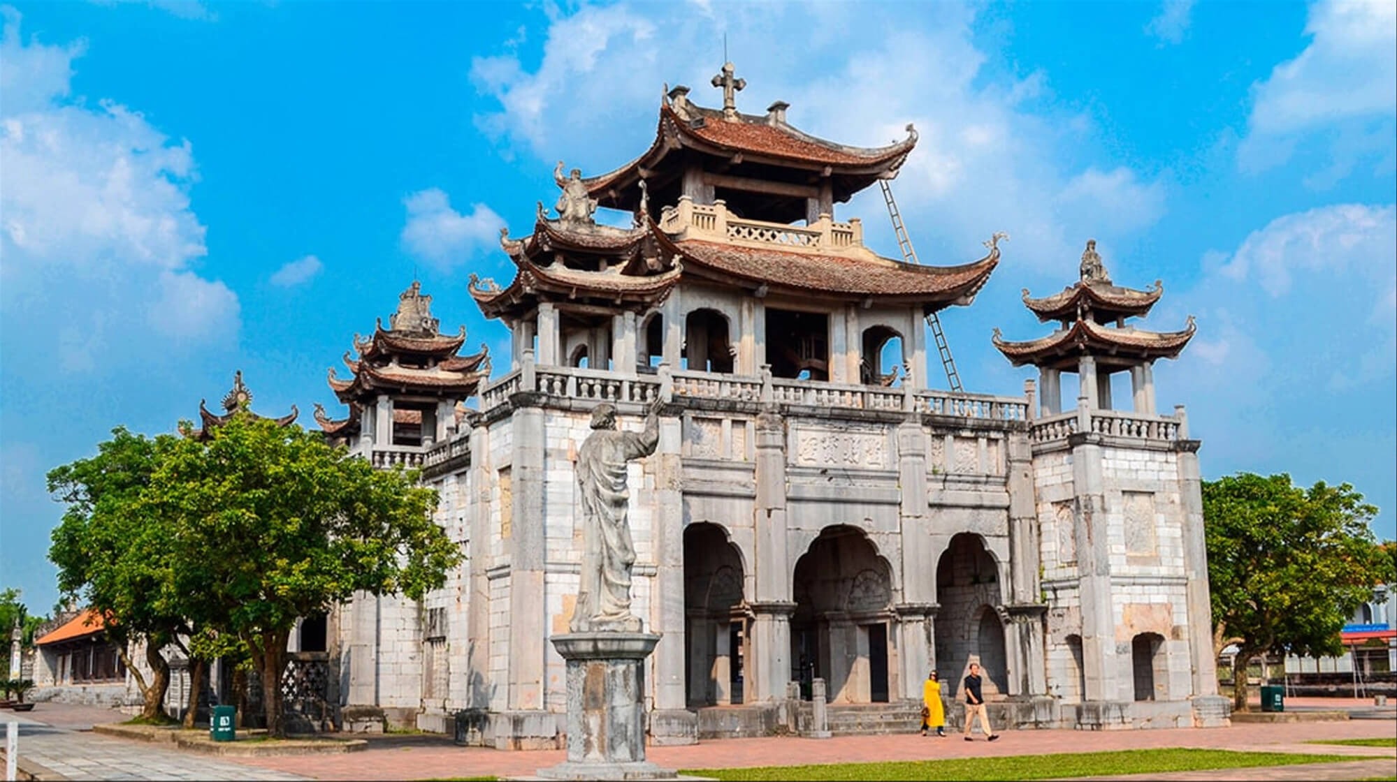 Nhà thờ đá Phát Diệm là công trình mang đậm dấu ấn lịch sử và văn hóa