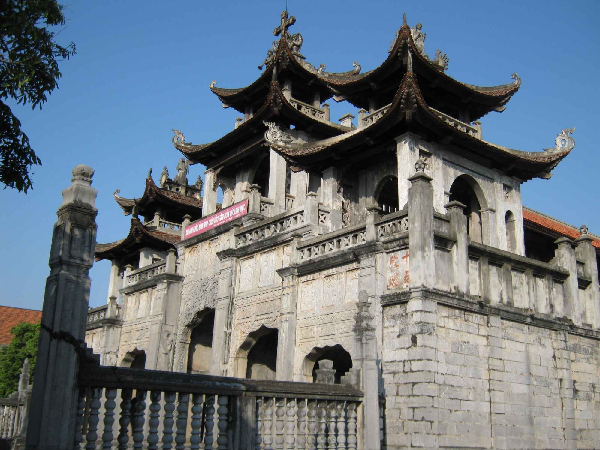 Nhà thờ đá Phát Diệm là quần thể kiến trúc độc đáo