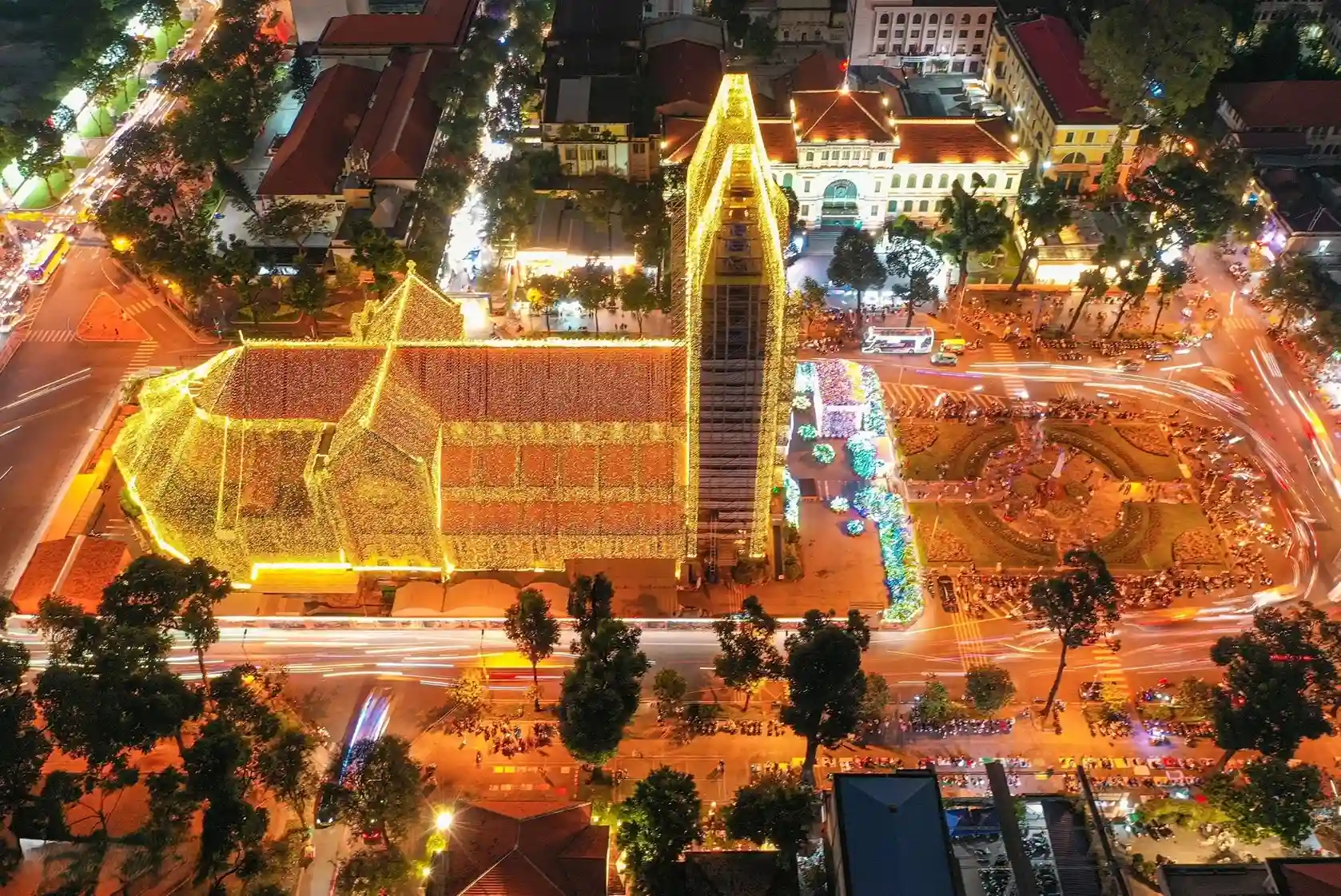 ẻ đẹp lộng lẫy của nhà thờ Đức Bà mỗi dịp Giáng sinh về
