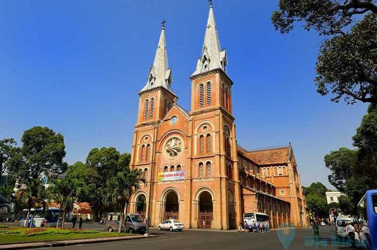 Nhà thờ Đức Bà mang đậm phong cách Gothic
