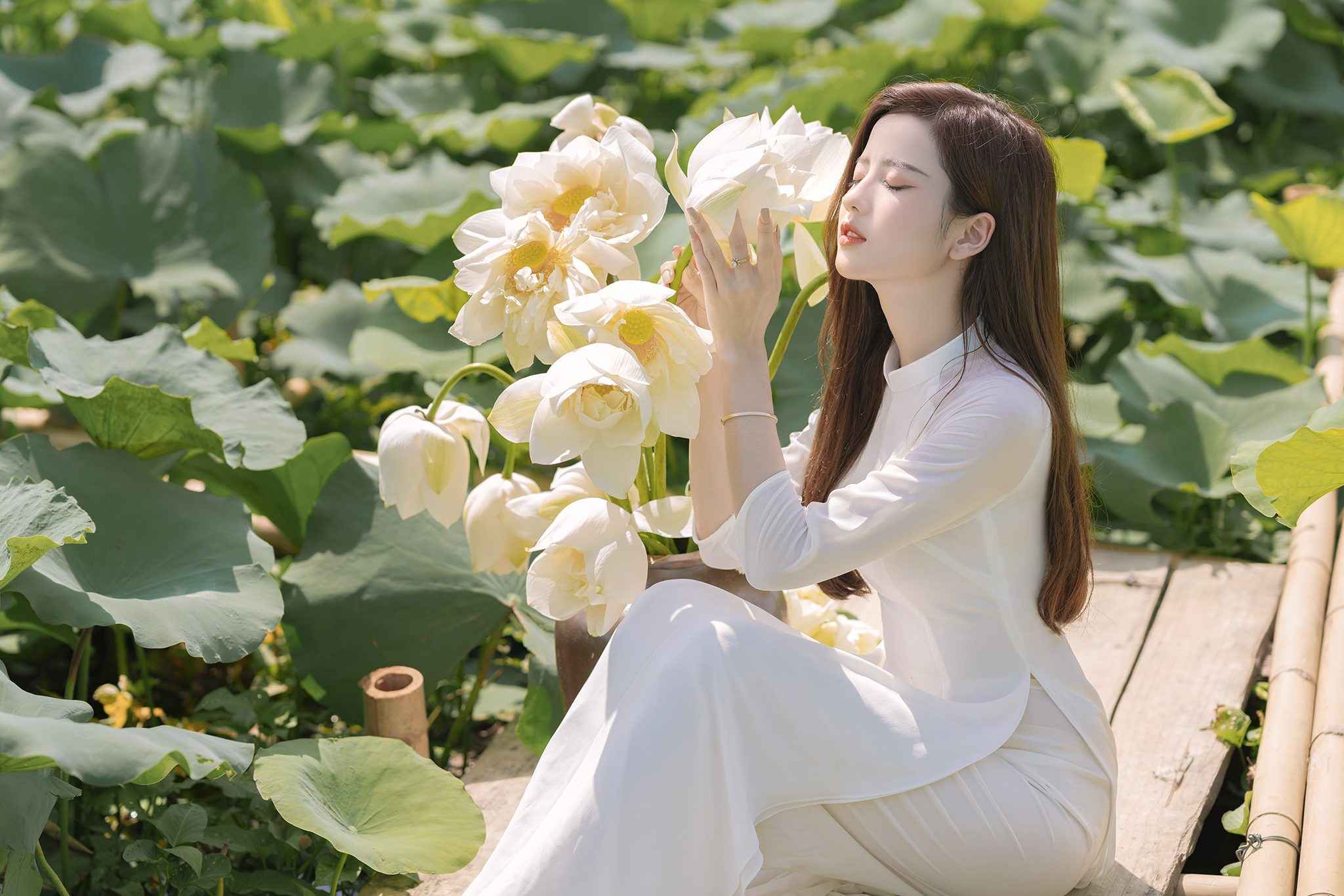Tham khảo ngay 7 cách tạo dáng chụp ảnh với hoa sen triệu like