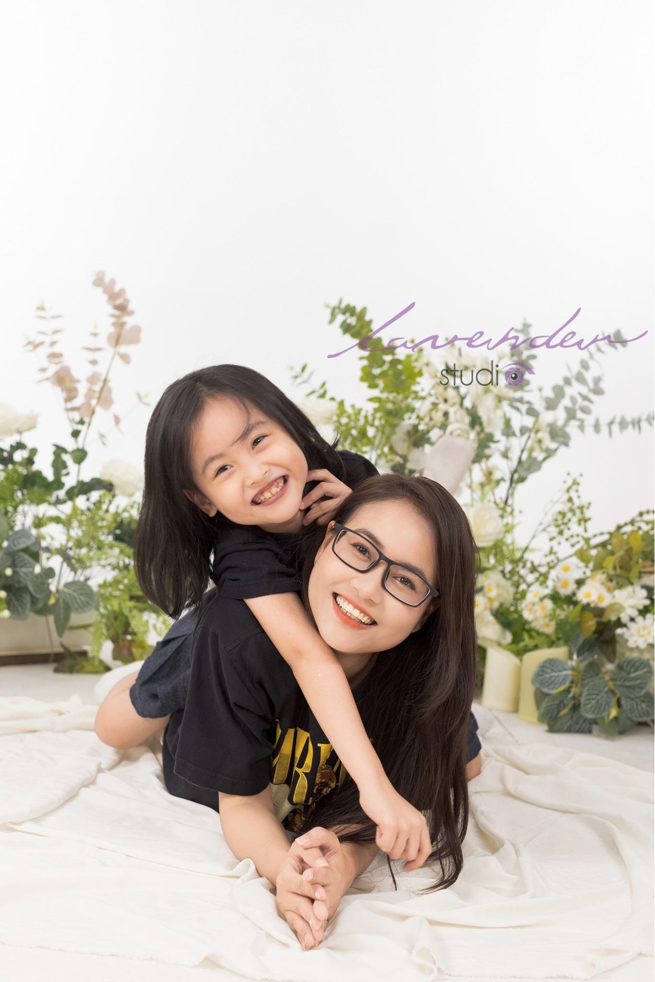 Ôm nhau cười - biểu tượng của hạnh phúc