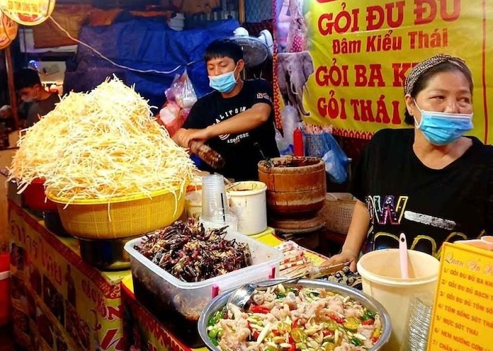 Phố ẩm thực Hồ Thị Kỷ – “thiên đường ăn vặt” lúc đêm xuống