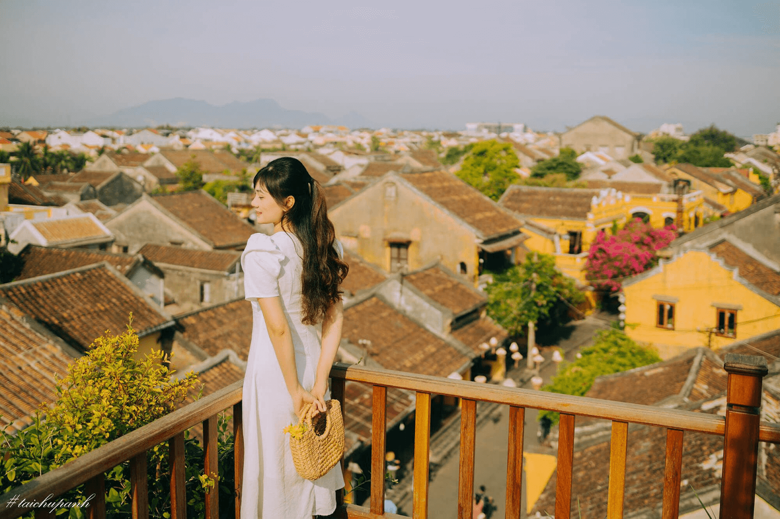 Quay lưng khoe vai giữa phố vàng nhẹ tênh