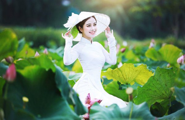 Tạo dáng áo dài e thẹn giữa đầm sen