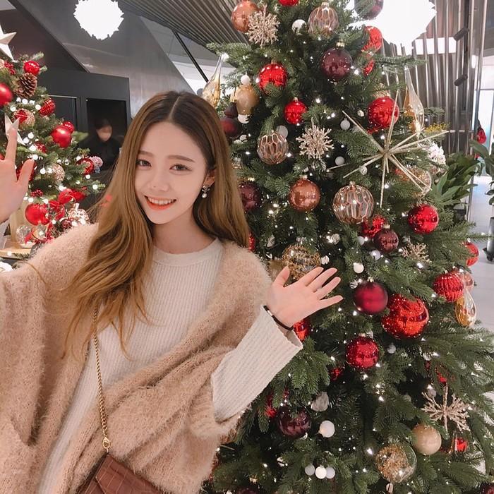 Tạo dáng bên cây thông Noel
