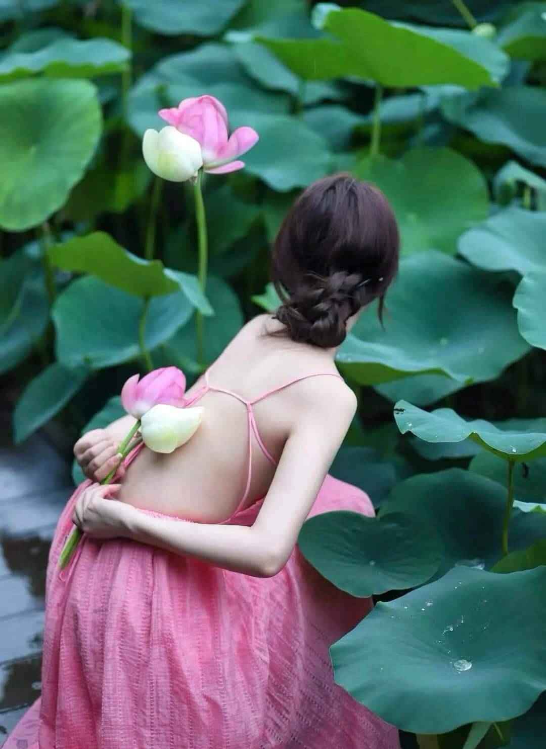 Tạo dáng các tư thế chụp ảnh với hoa sen