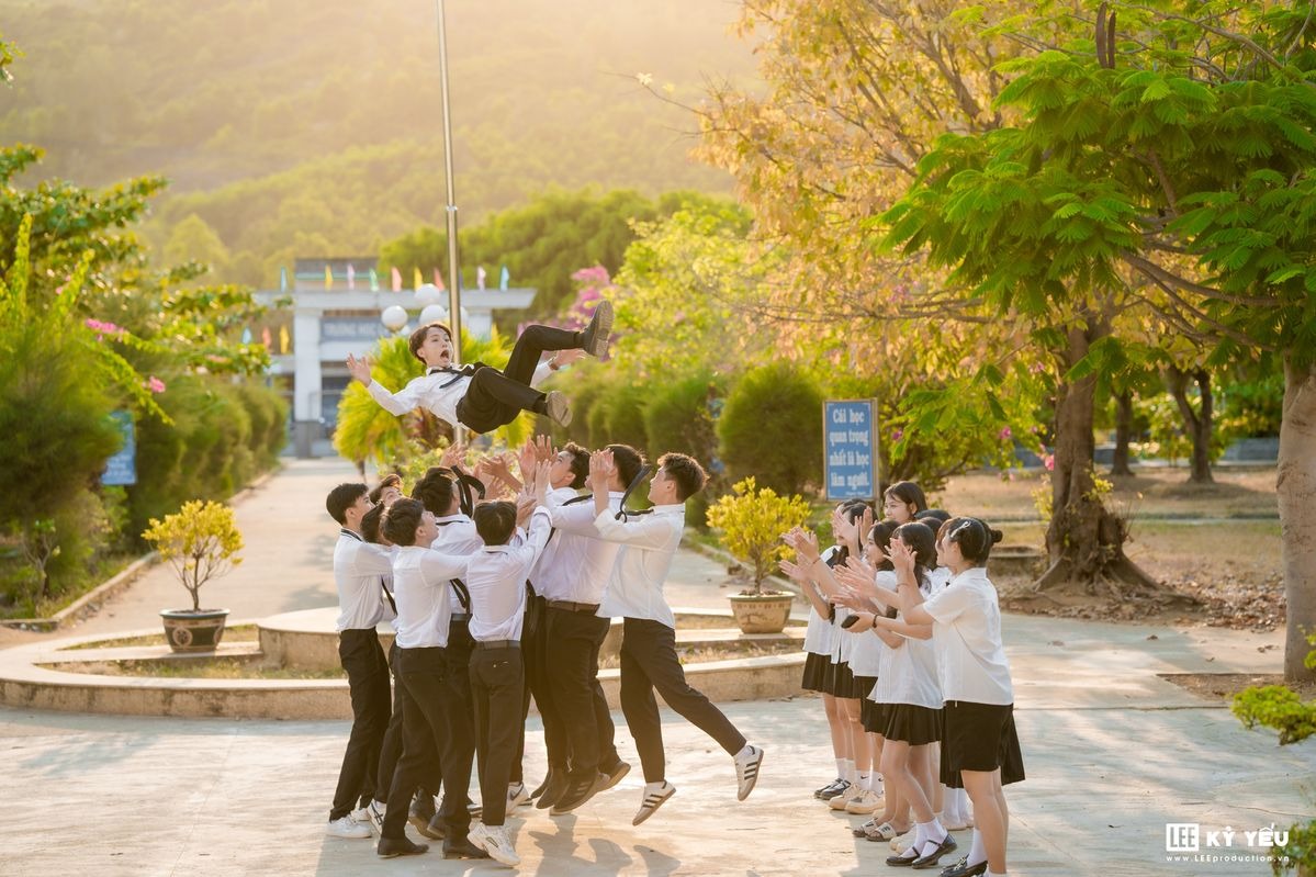 Phụ kiện giúp tạo dáng chụp ảnh ở trường học nổi bật ấn tượng