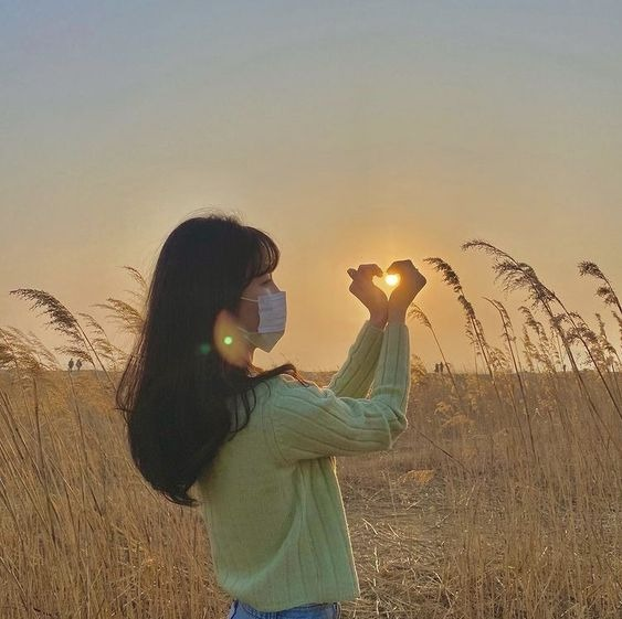 Tạo dáng chụp ảnh thả tim cùng hoàng hôn