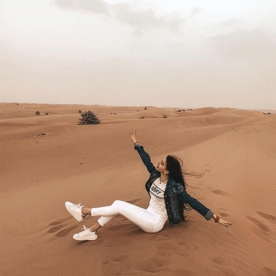 Tạo dáng chụp ảnh trên đồi cát enjoy không gian bao la