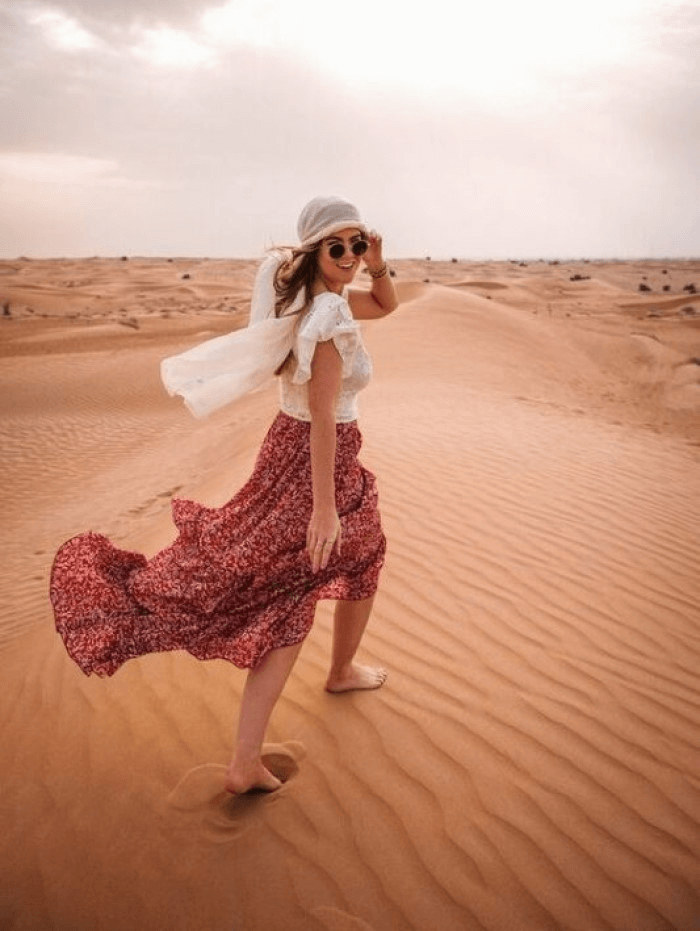 Tạo dáng chụp ảnh trên đồi cát follow me