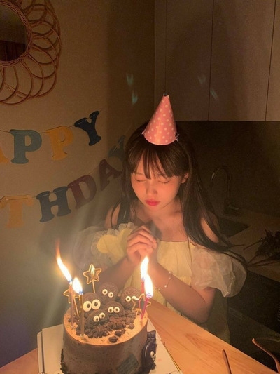 Tạo dáng chụp ảnh với bánh sinh nhật không bao giờ hết hot