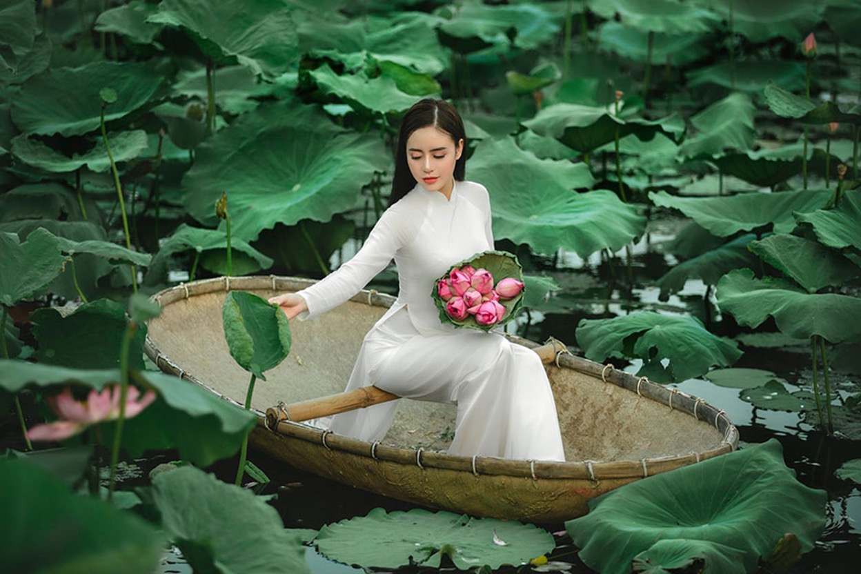Tạo dáng chụp ảnh với hoa sen