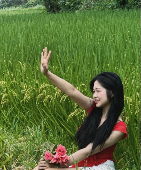 Tạo dáng chụp hình với bông lúa xanh/chín