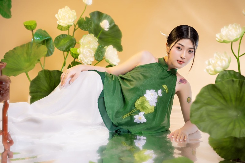 Tạo dáng với áo tứ thân hoặc áo yếm