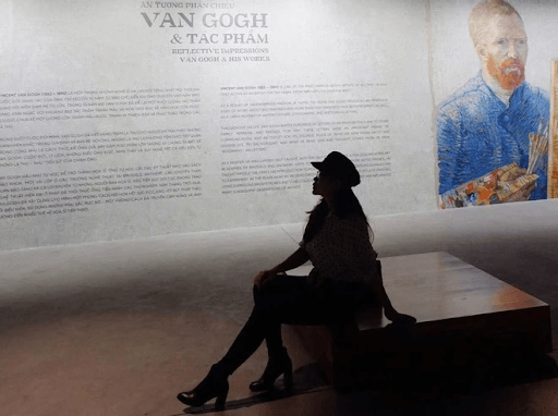 Tạo dáng ngồi cùng ghế hoặc bệ trưng bày