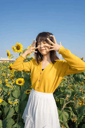 Tạo dáng nhắm mắt chụp hình với hoa hướng dương