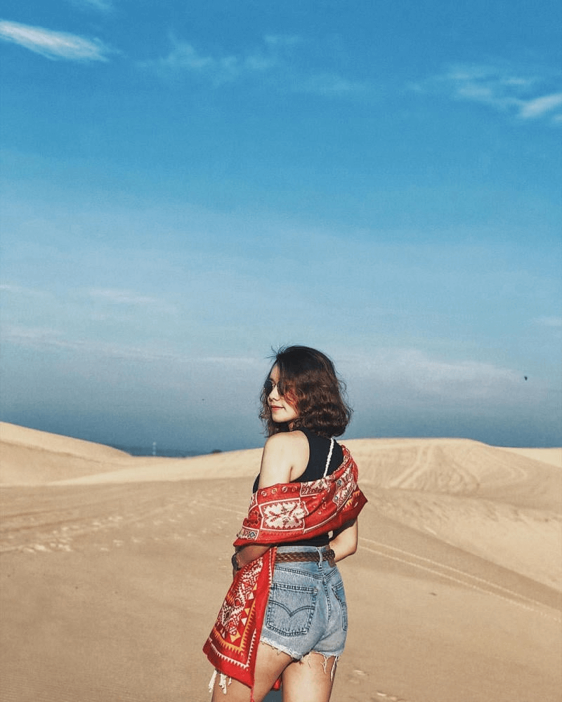 Tạo dáng slay trên đồi cát