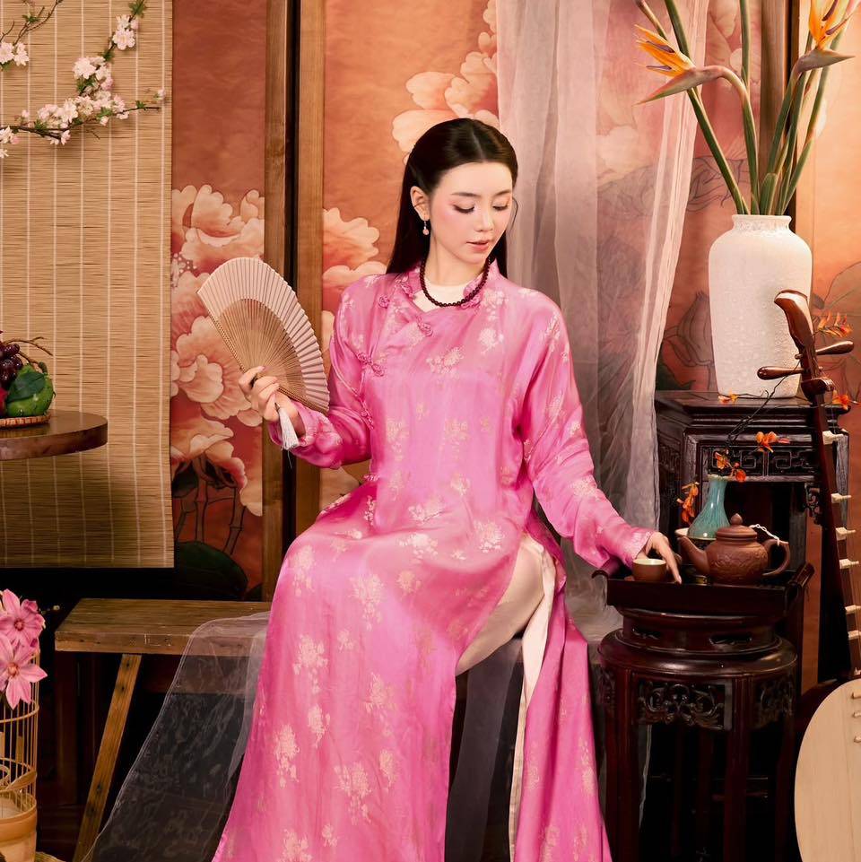 Thần thái nhẹ nhàng khi chụp Việt Phục