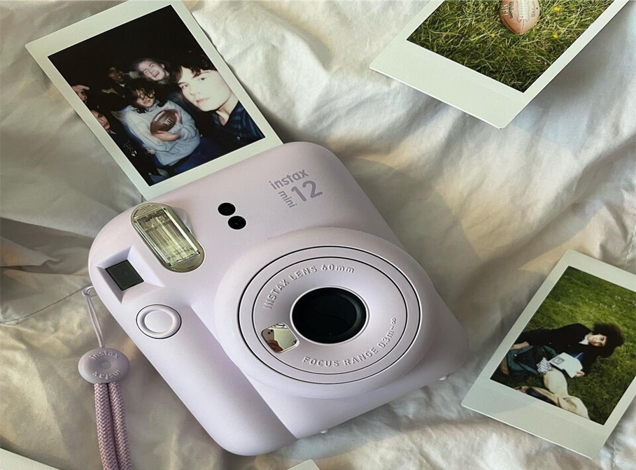 Thiết kế đơn giản với tông màu pastel dịu mắt của Instax Mini 12