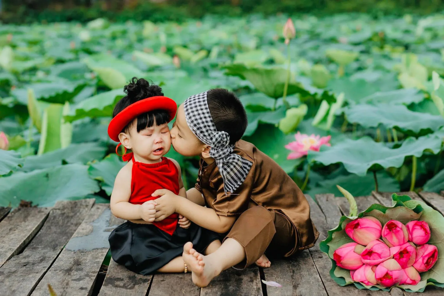 Trang phục cho bé trai chụp ảnh sen
