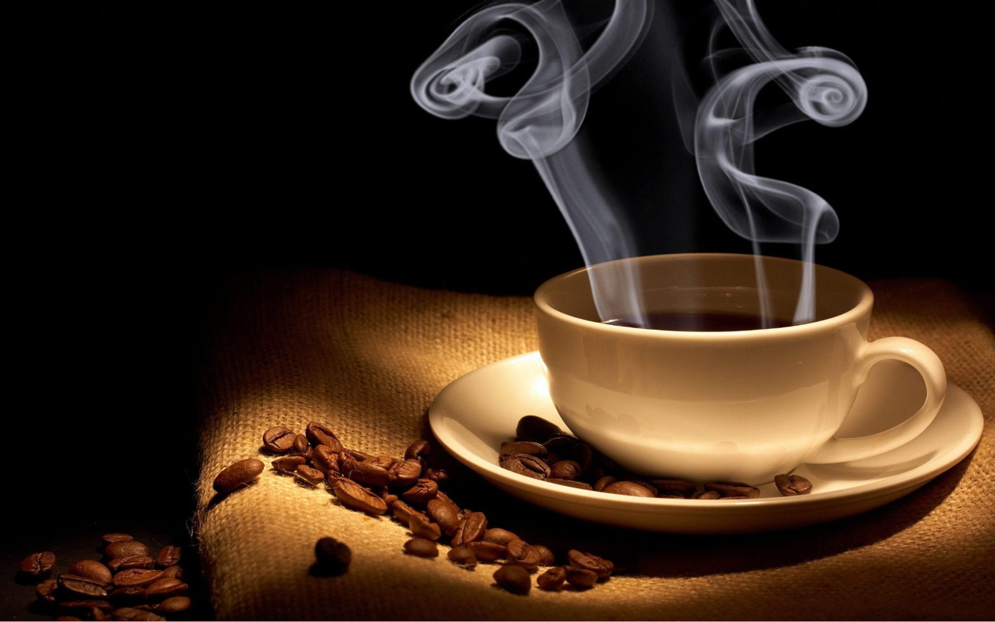 Ưu tiên ánh sáng từ phía sau khi chụp ly cafe đẹp