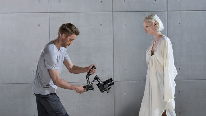 Tay cầm chống rung (gimbal) là thiết bị hỗ trợ ổn định hình ảnh