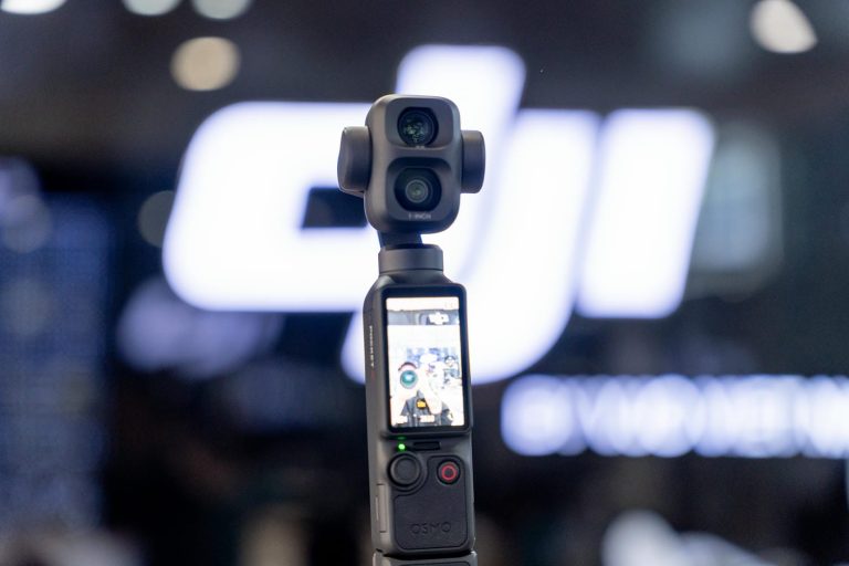 DJI Osmo Pocket 4P cân trọn khung hình ban đêm